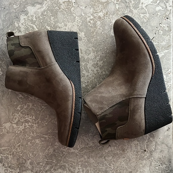 Dr. Scholl's Lean In Wedge Chelsea Boots Olive, Size 11, New in Box - Picture 4 of 12